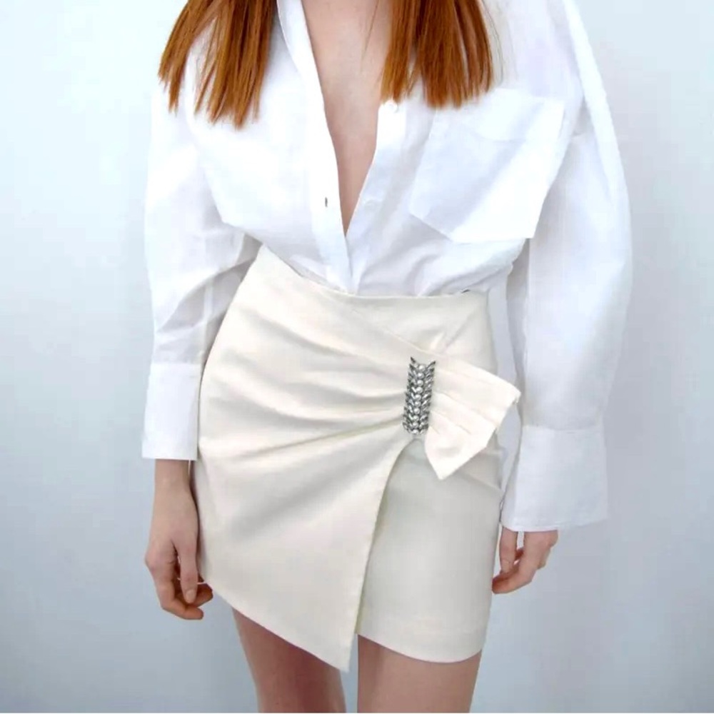 Zara NWT Pearl embellished buckle off white / ivory / cream ruched mini skirt - Picture 11 of 16
